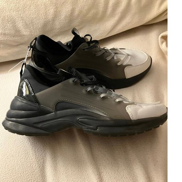 GUESS USA Women's Active Shoes - Size 9M - Picture 4 of 7